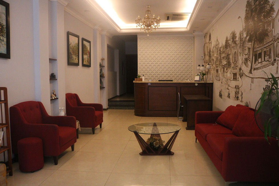 B&ecirc;n trong kh&aacute;ch sạn Hanoi Capella Hotel vắng lặng v&igrave; kh&ocirc;ng c&oacute; kh&aacute;ch thu&ecirc;. Ảnh: B&aacute;o Thanh ni&ecirc;n.