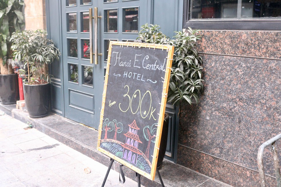 Kh&aacute;ch sạn n&agrave;y giảm gi&aacute; xuống 300.000 đồng/ph&ograve;ng nhưng cũng kh&ocirc;ng c&oacute; kh&aacute;ch thu&ecirc;. Ảnh: B&aacute;o Thanh ni&ecirc;n.