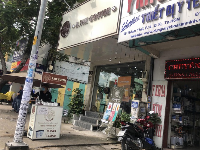 Khi &#39;đại gia&#39; cũng ra... vỉa h&#232; - Ảnh 1