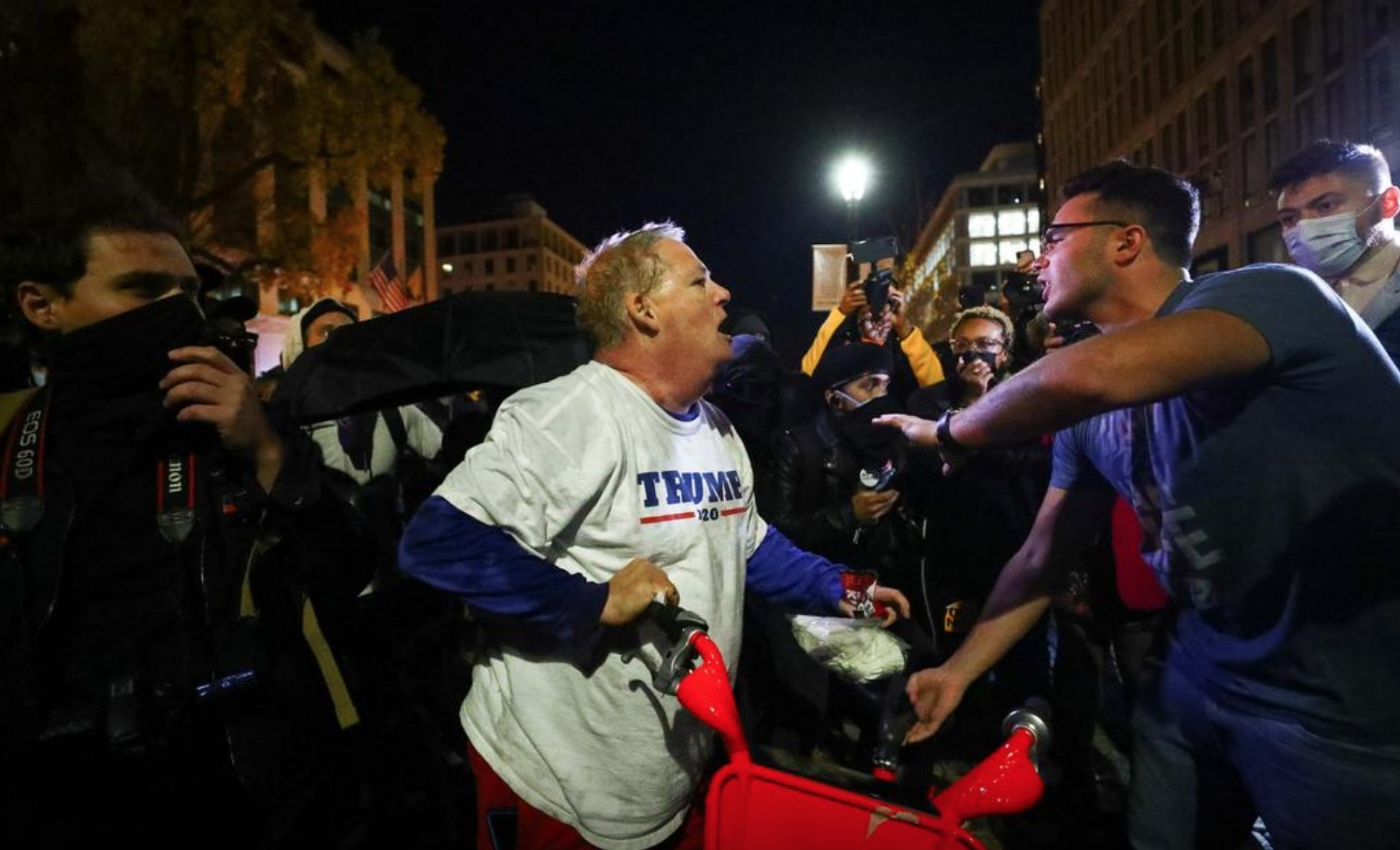 Người ủng hộ &#244;ng Trump xuống đường biểu t&#236;nh, đ&#242;i &quot;chấm dứt gian lận bầu cử&quot; - Ảnh 11