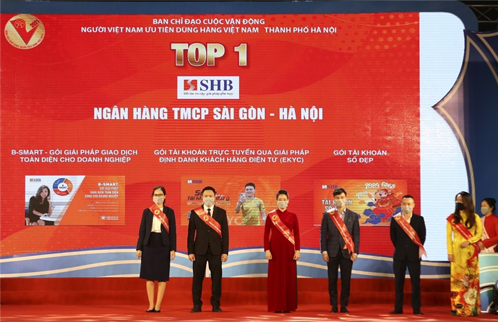 L&atilde;nh đạo đại diện Ng&acirc;n h&agrave;ng SHB nhận giải thưởng &ldquo;Top 1 H&agrave;ng Việt Nam được người ti&ecirc;u d&ugrave;ng y&ecirc;u th&iacute;ch nhất năm 2021&rdquo;.