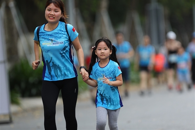 Đường chạy 5 hay 10 km đều ph&ugrave; hợp v&agrave; được đ&aacute;nh gi&aacute; vừa sức với c&aacute;c b&eacute; 6-13 tuổi, khuyến kh&iacute;ch c&aacute;c con vận động, r&egrave;n sức khoẻ để học tập tốt. "C&aacute;c b&eacute; nh&agrave; t&ocirc;i rất h&agrave;o hứng, th&iacute;ch chạy v&agrave; mong đến ng&agrave;y được chạy c&ugrave;ng c&aacute;c bạn", một phụ huynh chia sẻ.