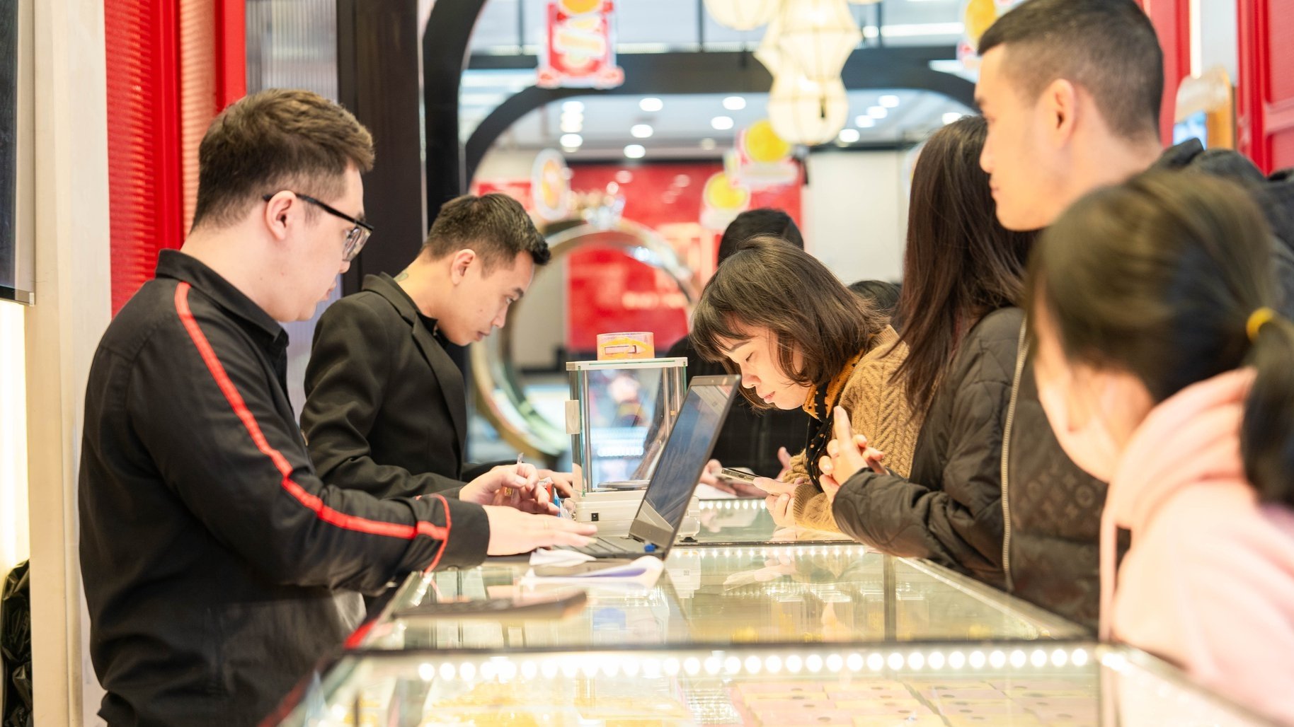 Gi&#225; v&#224;ng h&#244;m nay 15/11: Li&#234;n tục trồi sụt, tăng giảm cả triệu/lượng - Ảnh 1