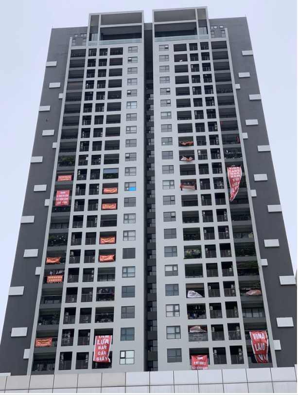 Cư d&acirc;n treo băng r&ocirc;n "tố" c&aacute;c sai phạm của chủ đầu tư.