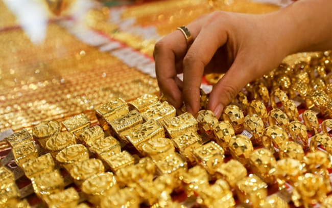 Gi&aacute; v&agrave;ng tiếp tục tăng mạnh.