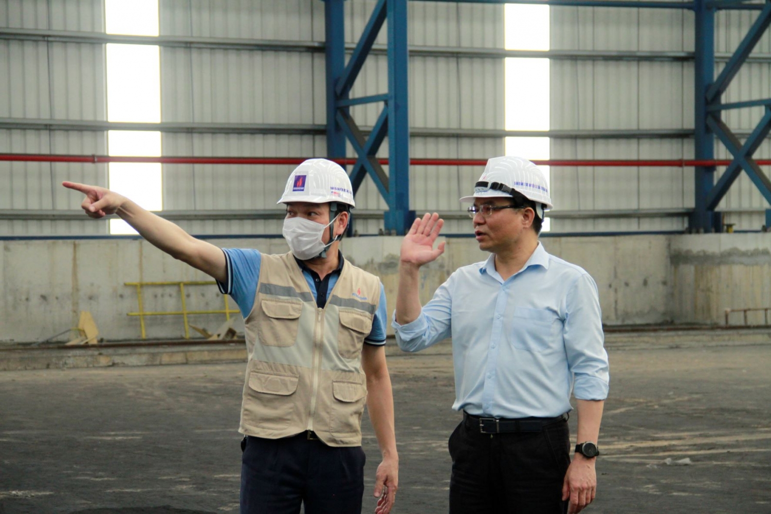 Tổng Gi&aacute;m đốc L&ecirc; Mạnh H&ugrave;ng chỉ đạo tối ưu sức chứa của kho than số 2 cho c&ocirc;ng t&aacute;c n&acirc;ng c&ocirc;ng suất thử nghiệm to&agrave;n nh&agrave; m&aacute;y.