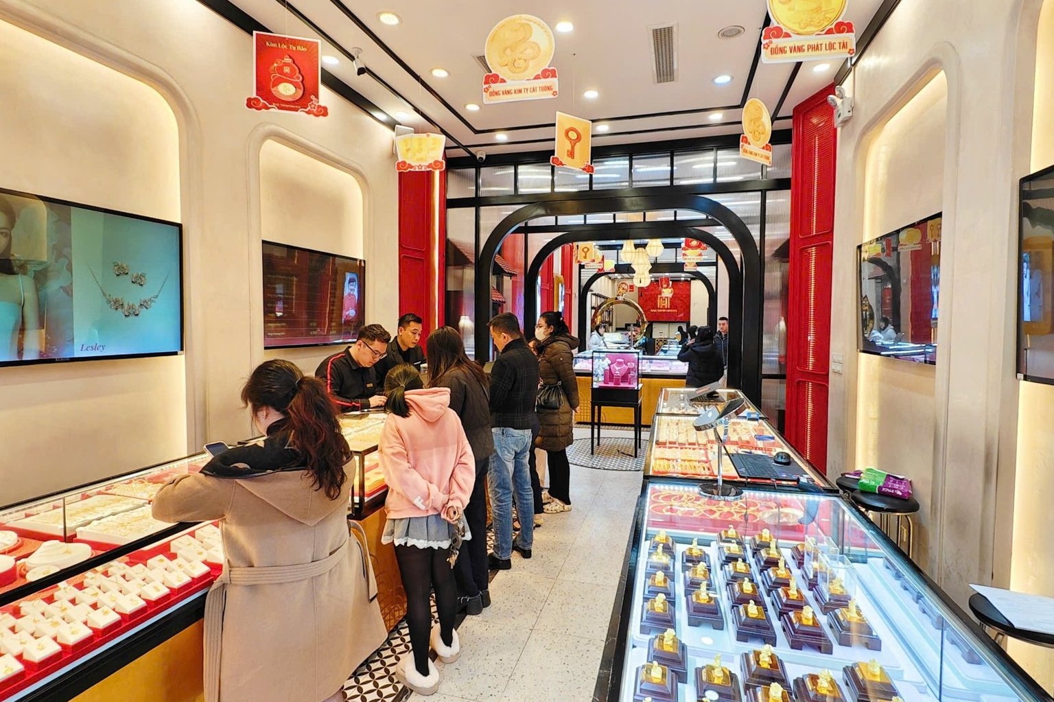 Gi&#225; v&#224;ng h&#244;m nay 18/11: V&#224;ng nhẫn &#39;loạn gi&#225;&#39; tại c&#225;c h&#227;ng v&#224;ng - Ảnh 1