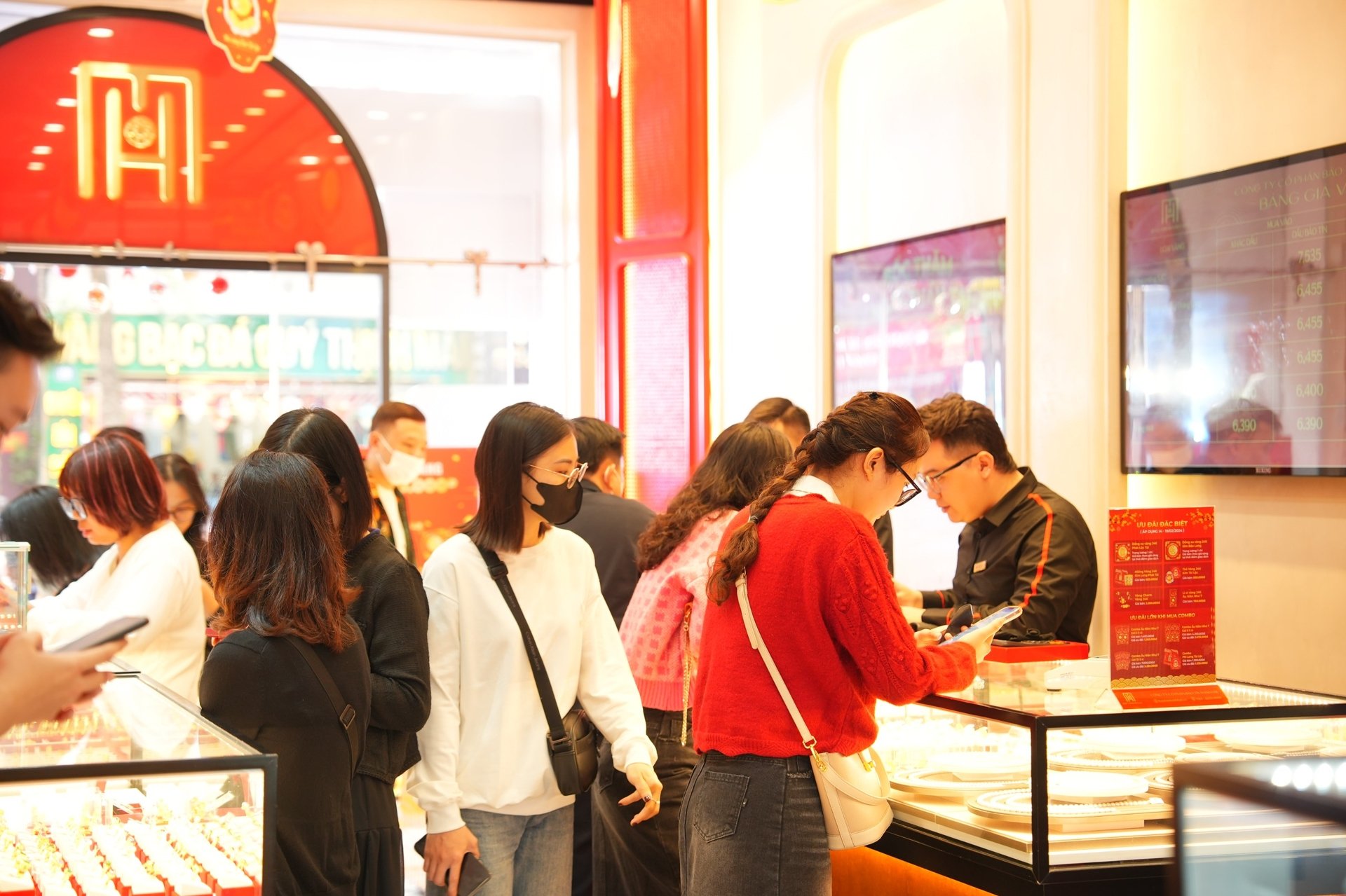 Gi&#225; v&#224;ng h&#244;m nay 18/11: V&#224;ng nhẫn &#39;loạn gi&#225;&#39; tại c&#225;c h&#227;ng v&#224;ng - Ảnh 2