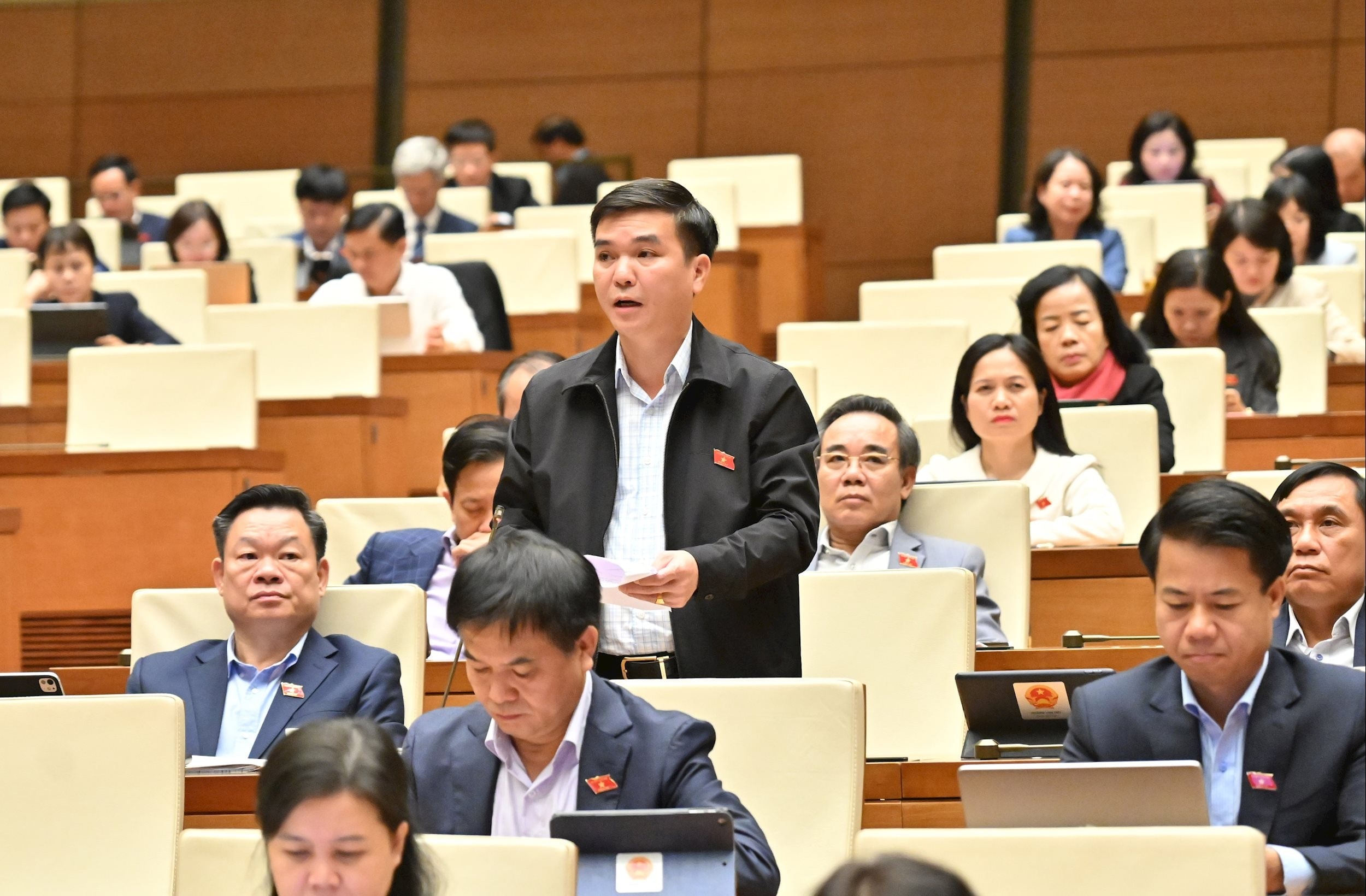 Đại biểu Quốc hội H&agrave; Sỹ Hu&acirc;n (đo&agrave;n Th&aacute;i Nguy&ecirc;n) ph&aacute;t biểu.