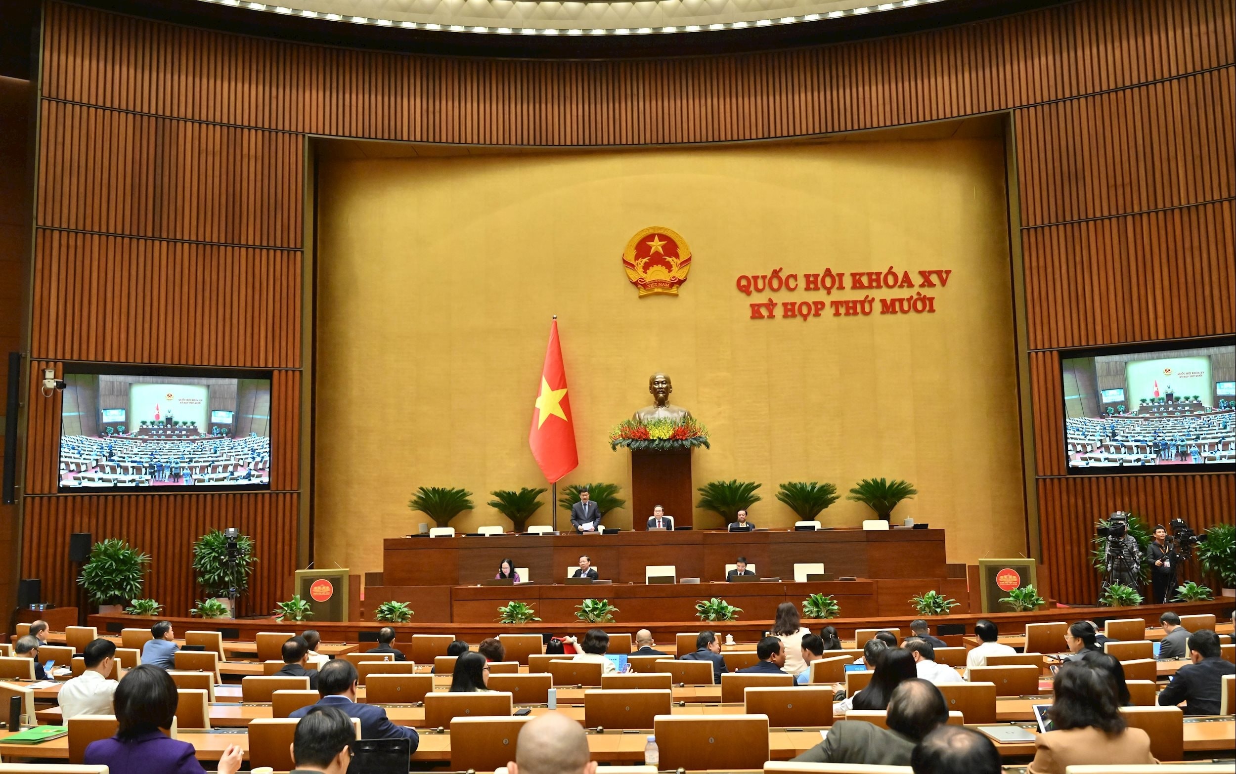 Ph&oacute; Chủ tịch Quốc hội Vũ Hồng Thanh điều h&agrave;nh phi&ecirc;n họp.