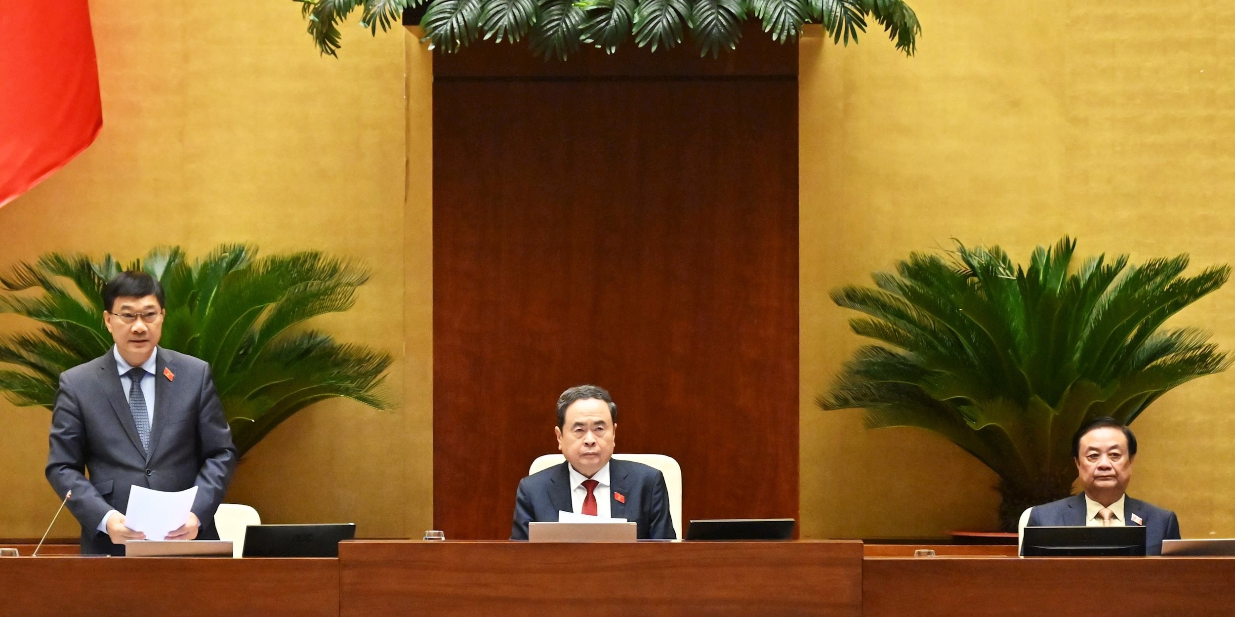 Ph&oacute; Chủ tịch Quốc hội Vũ Hồng Thanh điều h&agrave;nh phi&ecirc;n họp.