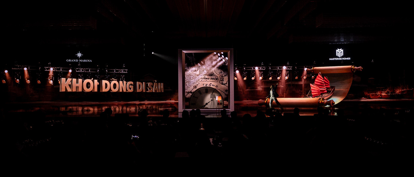 Tiết mục m&uacute;a &rdquo;Khơi d&ograve;ng di sản&rdquo; kết hợp c&ugrave;ng thước phim t&aacute;i hiện d&ograve;ng chảy lịch sử, được kể lại một c&aacute;ch sống động bằng sự h&ograve;a quyện giữa nghệ thuật v&agrave; c&ocirc;ng nghệ