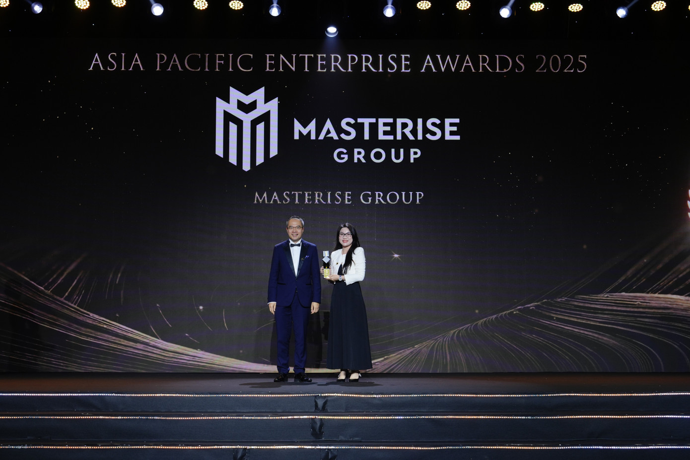 Đại diện Masterise Group nhận giải thưởng Corporate Excellence Award tại lễ trao giải Asia Pacific Enterprise Awards 2025
