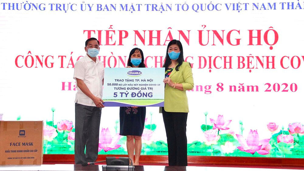 L&atilde;nh đạo Sở Y tế v&agrave; Ủy ban MTTQ Việt Nam TP. H&agrave; Nội tiếp nhận 50.000 bộ lấy mẫu x&eacute;t nghiệm Covid-19, tương đương 5 tỷ đồng từ đại diện Vinamilk &nbsp;