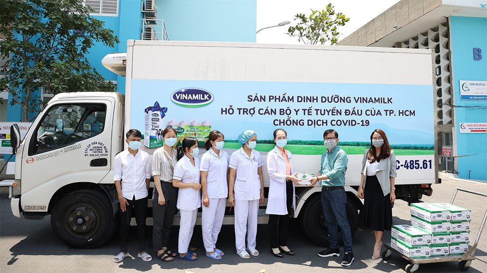 T&iacute;nh đến nay, gần 40 tỷ đồng đ&atilde; được Vinamilk đ&oacute;ng g&oacute;p cho c&ocirc;ng t&aacute;c ph&ograve;ng chống dịch Covid-19 với nhiều hoạt động thiết thực &nbsp;