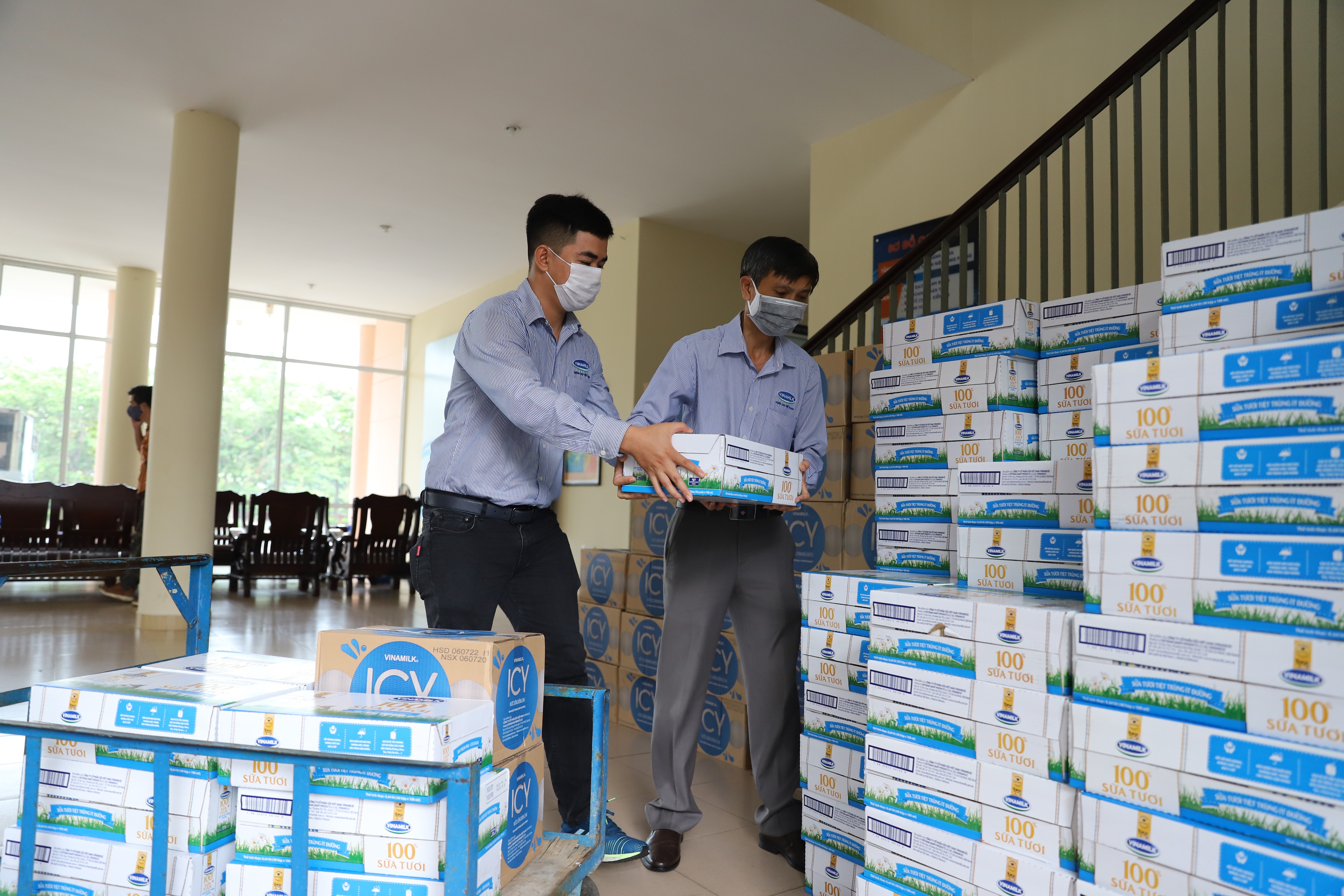 H&agrave;ng trăm ng&agrave;n sản phẩm dinh dưỡng của Vinamilk đ&atilde; tiếp sức cho c&aacute;c y b&aacute;c sĩ, nh&acirc;n vi&ecirc;n y tế cả nước n&oacute;i chung v&agrave; người d&acirc;n miền Trung n&oacute;i ri&ecirc;ng trong cuộc chiến chống dịch Covid-19.