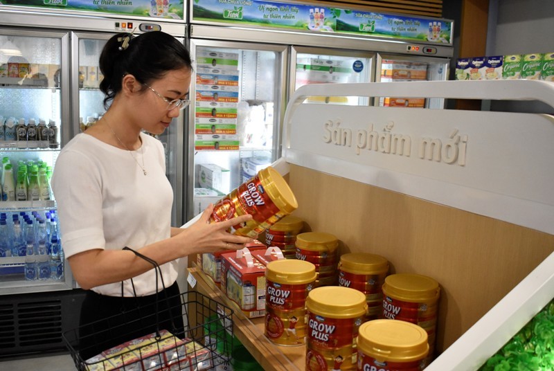 Sản phẩm sữa bột Dielac Grow Plus được bổ sung tổ yến của Vinamilk l&agrave; giải ph&aacute;p dinh dưỡng đột ph&aacute; gi&uacute;p cải thiện t&igrave;nh trạng suy dinh dưỡng thấp c&ograve;i ở trẻ. &nbsp;