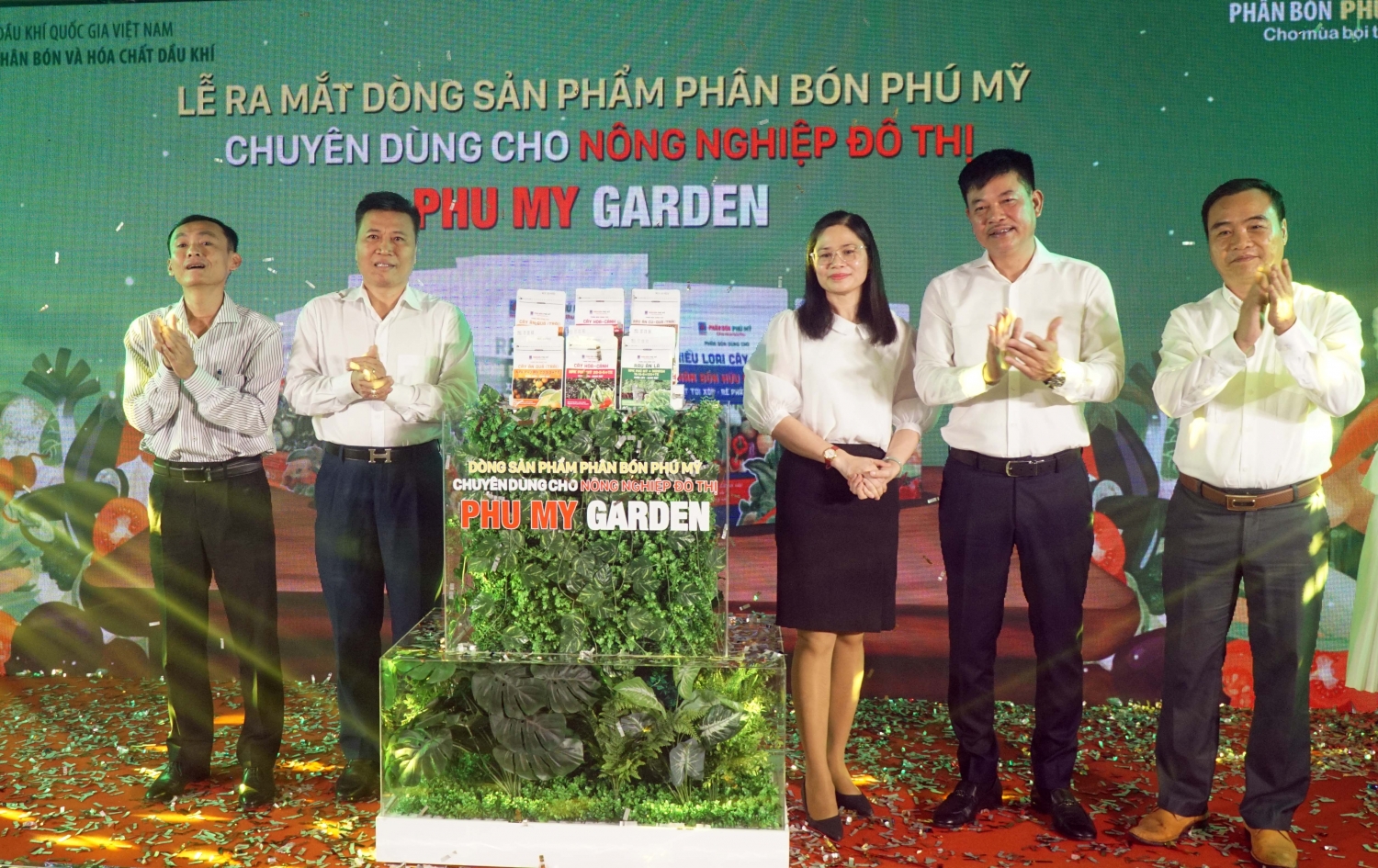 C&aacute;c đại biểu ch&uacute;c mừng Lễ ra mắt d&ograve;ng sản phẩm mới của PVFCCo