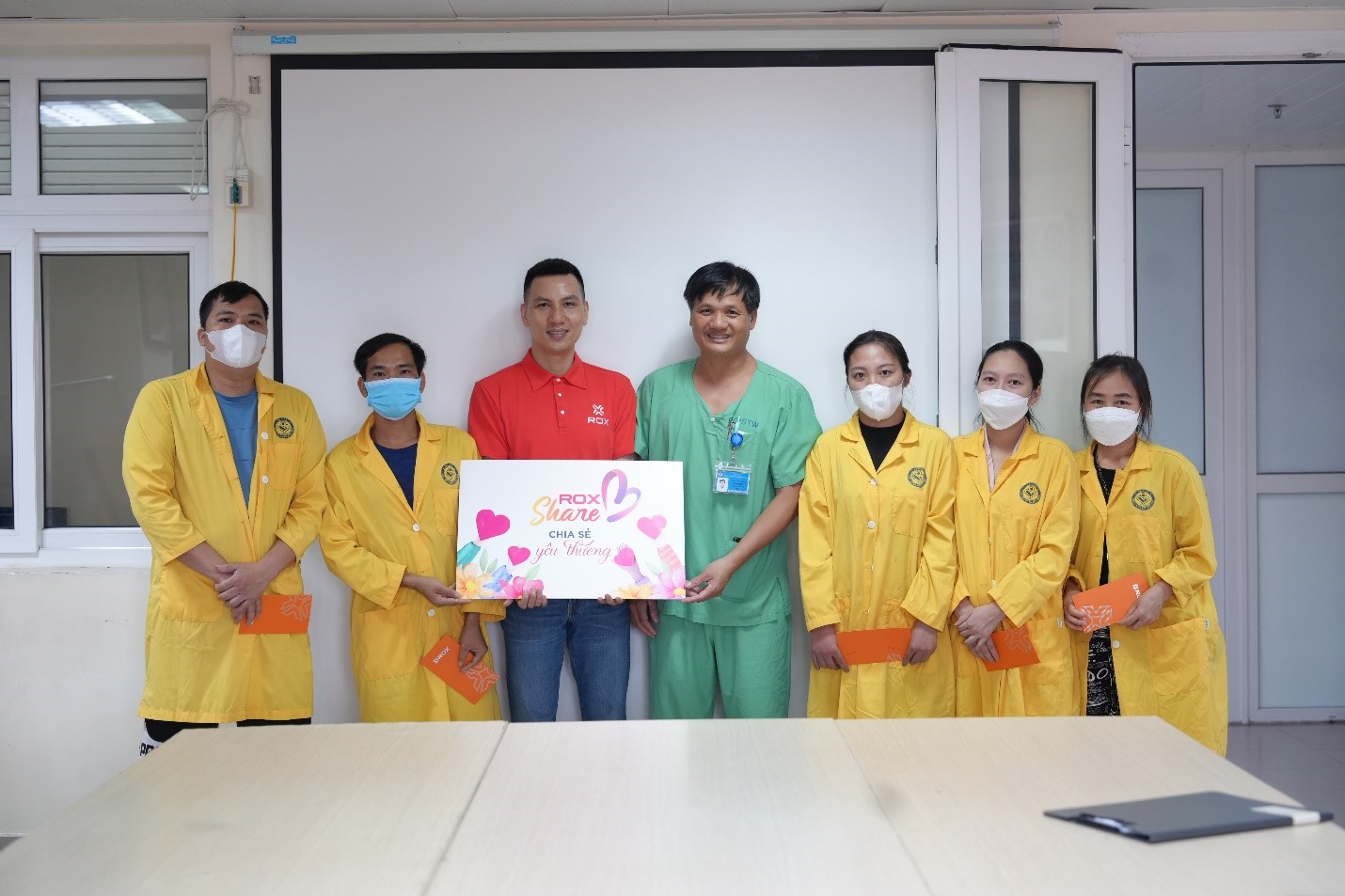 Đại diện ROX Group trao qu&agrave; cho c&aacute;c gia đ&igrave;nh c&oacute; trẻ sinh non đang được chăm s&oacute;c tại Trung t&acirc;m Chăm s&oacute;c &amp; Điều trị Sơ sinh. &nbsp;