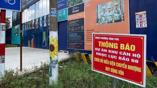 UBND phường Vĩnh Ph&uacute; đ&atilde; c&oacute; đ&atilde; thực hiện &ldquo;cắm biển&rdquo; tại dự &aacute;n The Emerald 68 để th&ocirc;ng b&aacute;o dự &aacute;n chưa đủ điều kiện chuyển nhượng, huy động vốn.