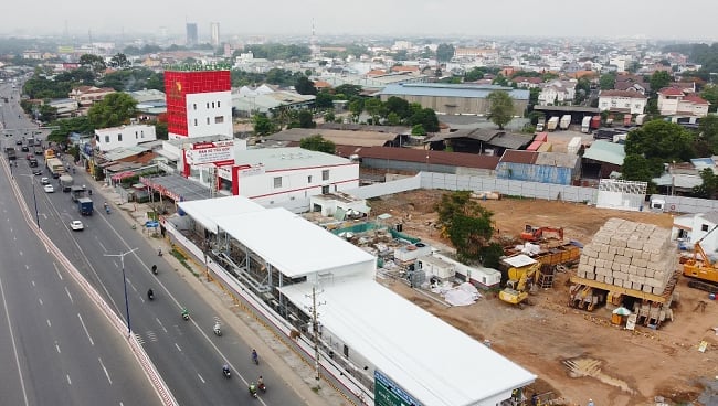 Dự &aacute;n Emerald Golf View do Tập đo&agrave;n L&ecirc; Phong l&agrave;m chủ đầu tư cũng chưa x&acirc;y dựng xong phần m&oacute;ng, mặt bằng vẫn đang ngổn ngang, thế nhưng Tập đo&agrave;n L&ecirc; Phong đ&atilde; rầm rộ ch&agrave;o b&aacute;n dự &aacute;n Emerald Golf View v&agrave; thu tiền của kh&aacute;ch h&agrave;ng.