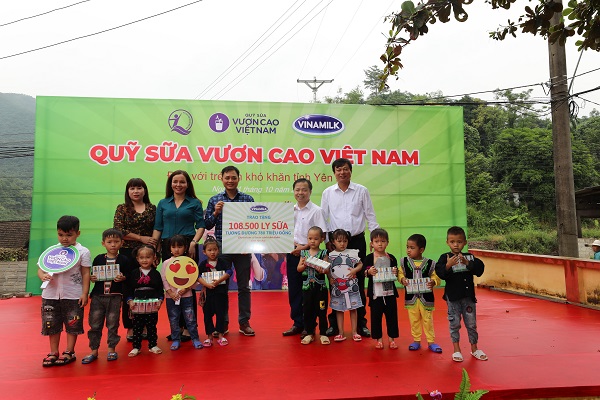 Năm 2020, Vinamilk v&agrave; Quỹ sữa Vươn cao Việt Nam trao tặng 108.500 ly sữa, tương đương khoảng 780 triệu đồng cho 1.200 trẻ em c&oacute; ho&agrave;n cảnh kh&oacute; khăn tại tỉnh Y&ecirc;n B&aacute;i. &nbsp;