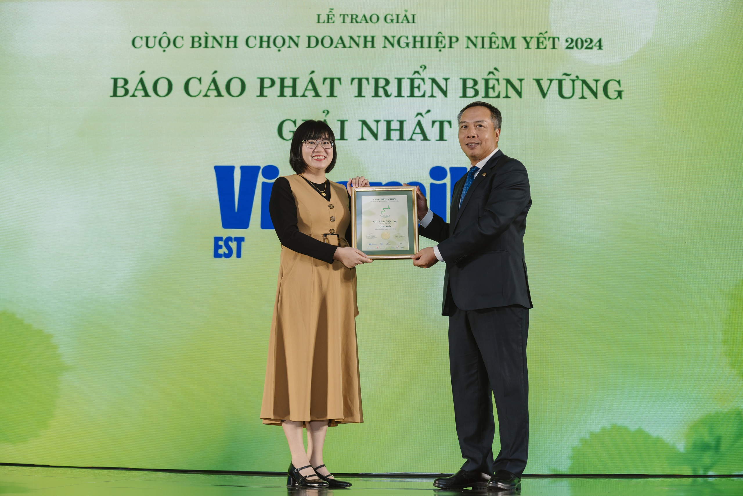 Vinamilk tiếp tục gi&agrave;nh Giải nhất B&aacute;o c&aacute;o ph&aacute;t triển bền vững v&agrave; k&eacute;o d&agrave;i th&agrave;nh t&iacute;ch 12 năm li&ecirc;n tiếp nằm trong Top 3. &nbsp;