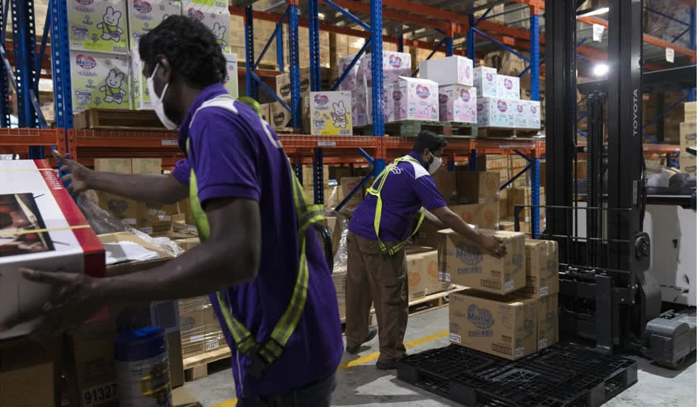 Xu hướng ti&ecirc;u d&ugrave;ng đang thay đổi v&igrave; dịch. Ảnh: Bloomberg