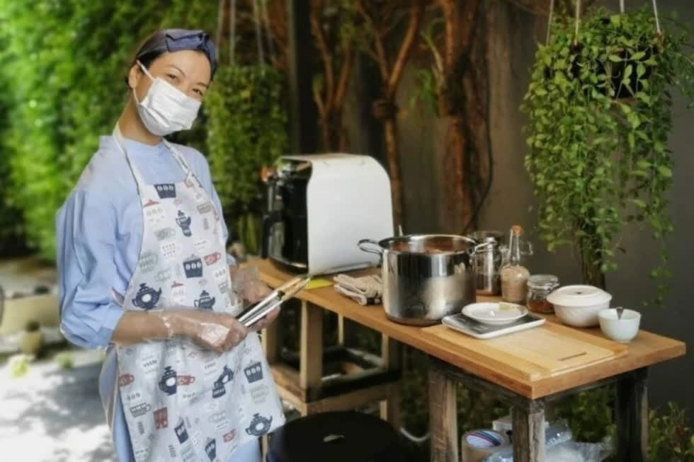 Tidaporn Potisai đang l&agrave;m chủ căn bếp online b&aacute;n thịt heo nướng kiểu Th&aacute;i sau khi h&atilde;ng bay tạm ngưng hoạt động v&igrave; Covid-19. Ảnh: Handout