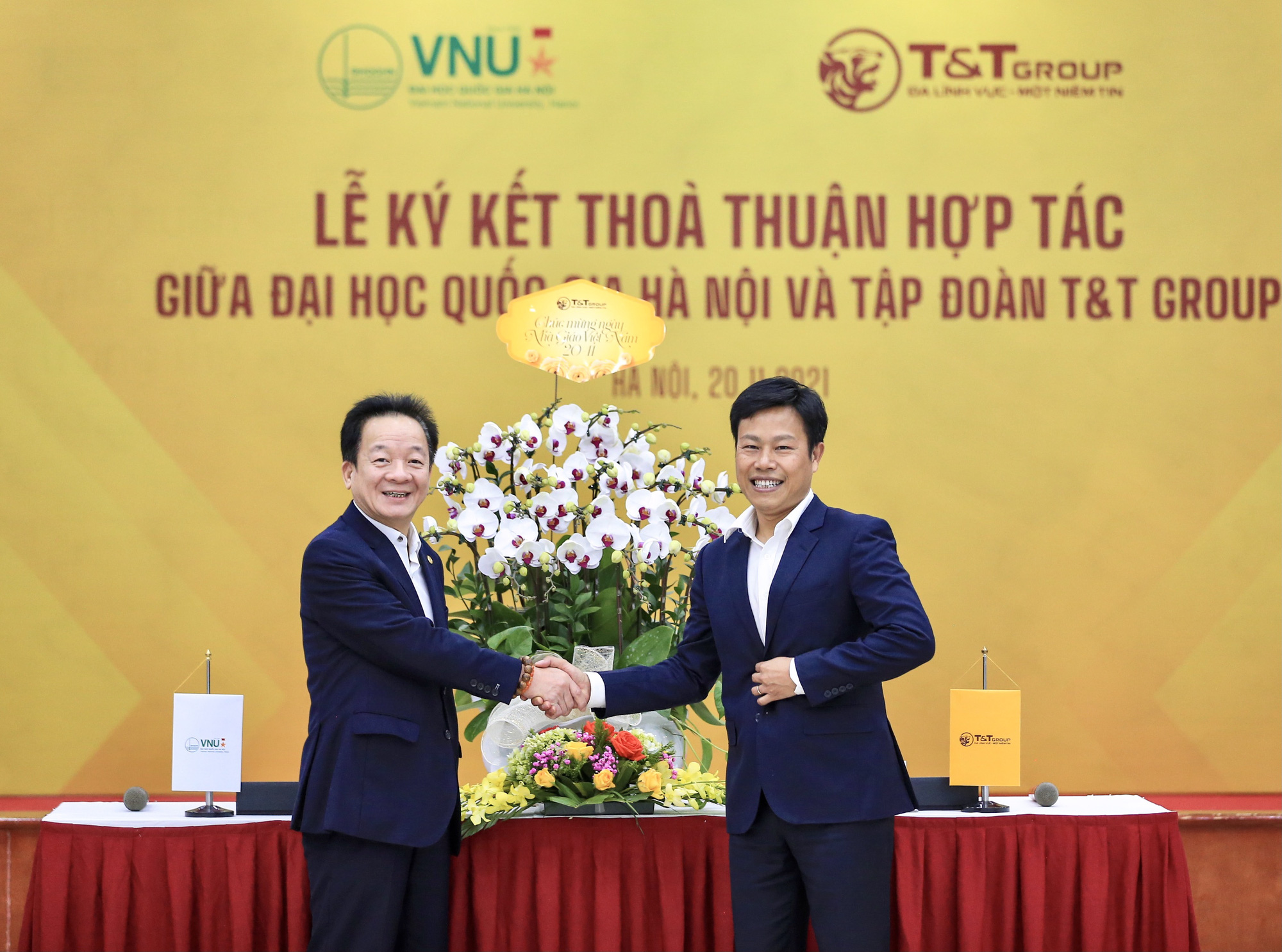 Chủ tịch HĐQT ki&ecirc;m Tổng Gi&aacute;m đốc T&amp;T Group Đỗ Quang Hiển tặng hoa ch&uacute;c mừng ng&agrave;y Nh&agrave; gi&aacute;o Việt Nam 20/11. &nbsp;