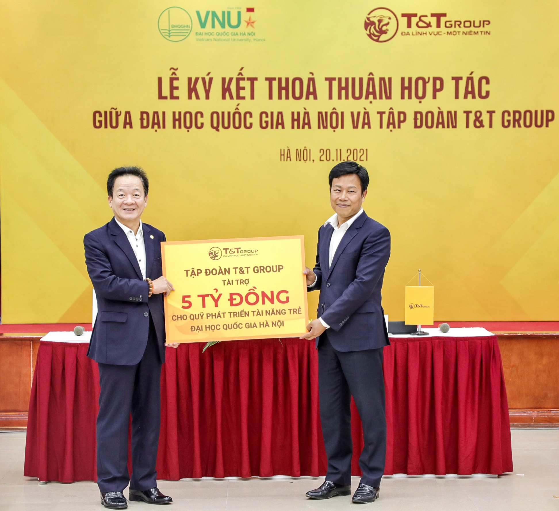 Chủ tịch HĐQT ki&ecirc;m Tổng Gi&aacute;m đốc T&amp;T Group Đỗ Quang Hiển trao tặng 5 tỷ đồng cho Quỹ Ph&aacute;t triển t&agrave;i năng trẻ của ĐHQGHN. &nbsp;