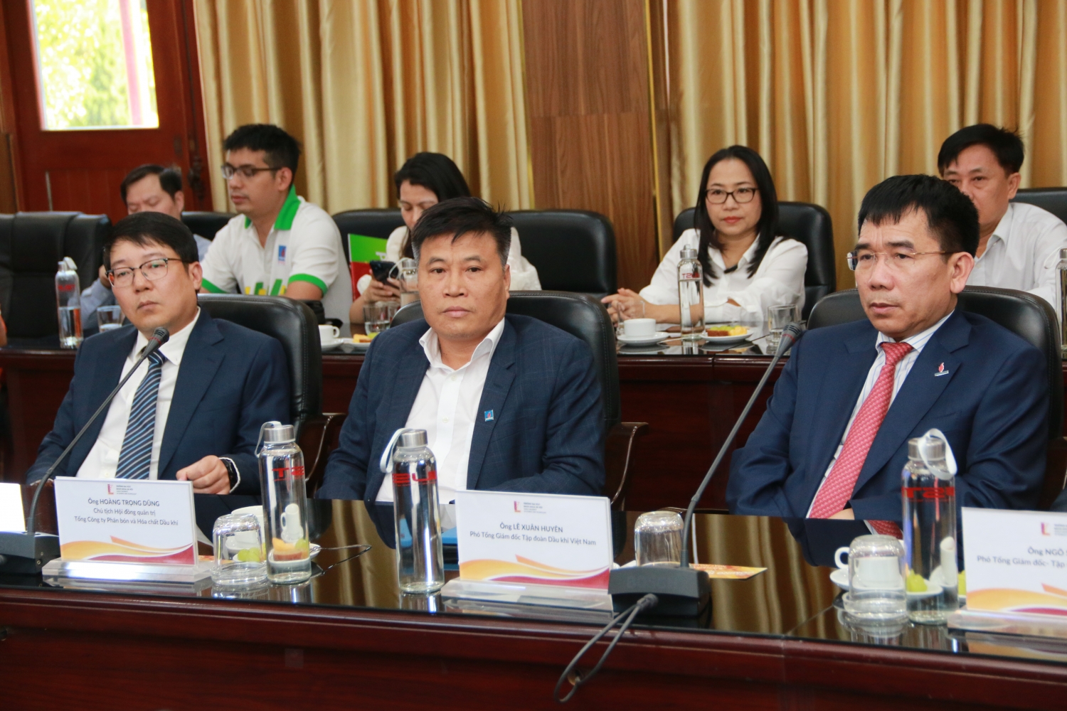 Ph&oacute; Tổng Gi&aacute;m đốc Petrovietnam L&ecirc; Xu&acirc;n Huy&ecirc;n c&ugrave;ng l&atilde;nh đạo PVFCCo tham dự buổi lễ