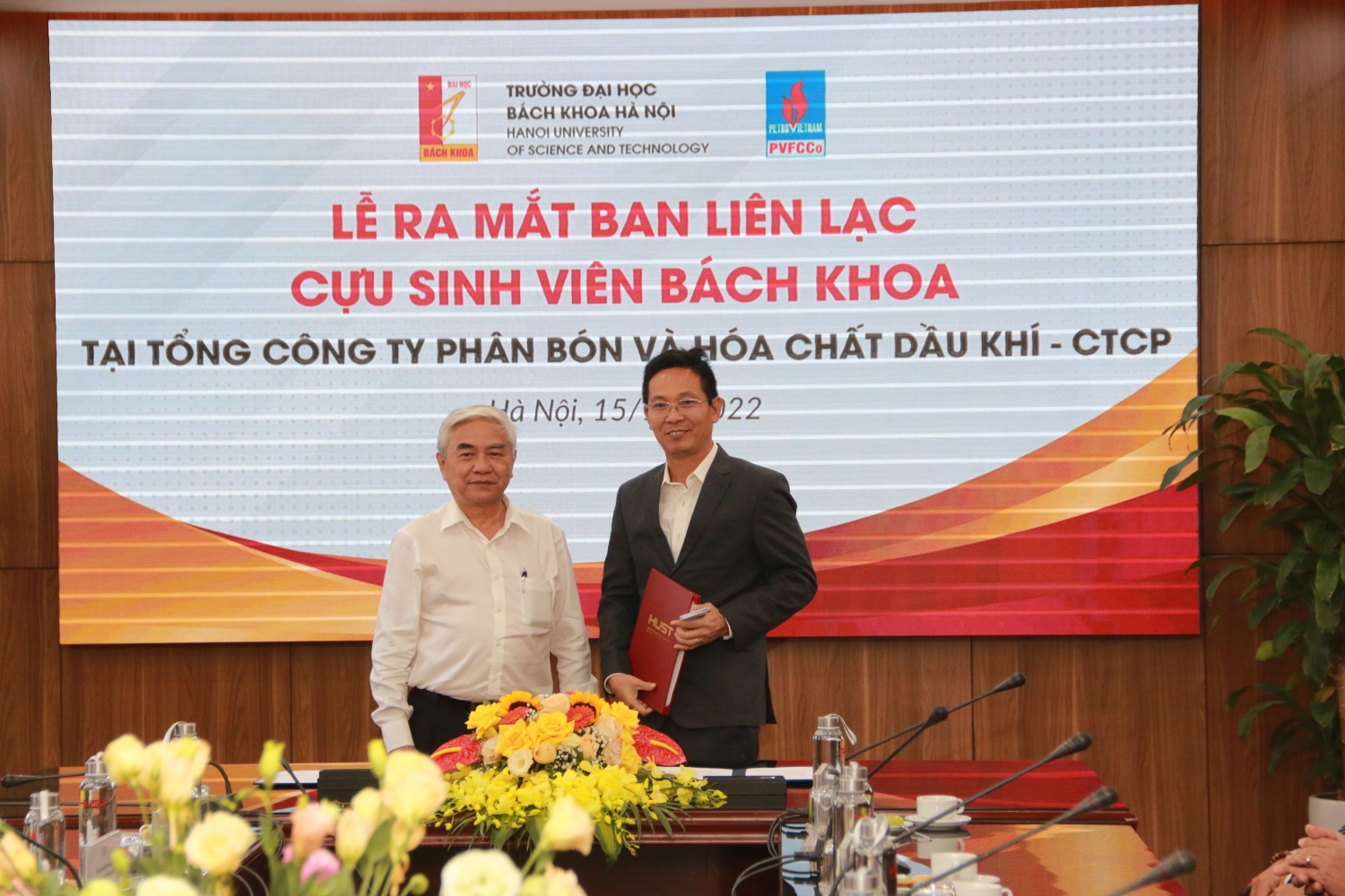 T.S Nguyễn Qu&acirc;n trao Quyết định th&agrave;nh lập cho &ocirc;ng Đặng Quang H&ugrave;ng, Trưởng ban li&ecirc;n lạc CSV ĐH B&aacute;ch Khoa tại PVFCCo