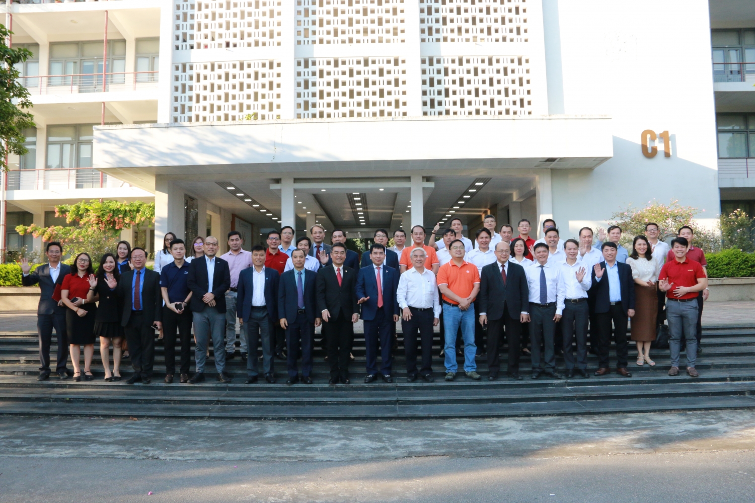 C&aacute;c đại biểu chụp ảnh lưu niệm tại nh&agrave; C1, Đại học B&aacute;ch Khoa