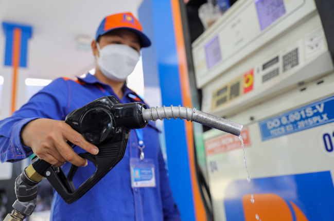 ộ T&agrave;i ch&iacute;nh kiến nghị 4 mức thuế bảo vệ m&ocirc;i trường đối với xăng dầu. Ảnh minh họa