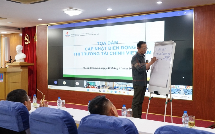 Tiến sĩ L&ecirc; Xu&acirc;n Nghĩa diễn giảng, ph&acirc;n t&iacute;ch về c&aacute;c vấn đề kinh tế vĩ m&ocirc;.