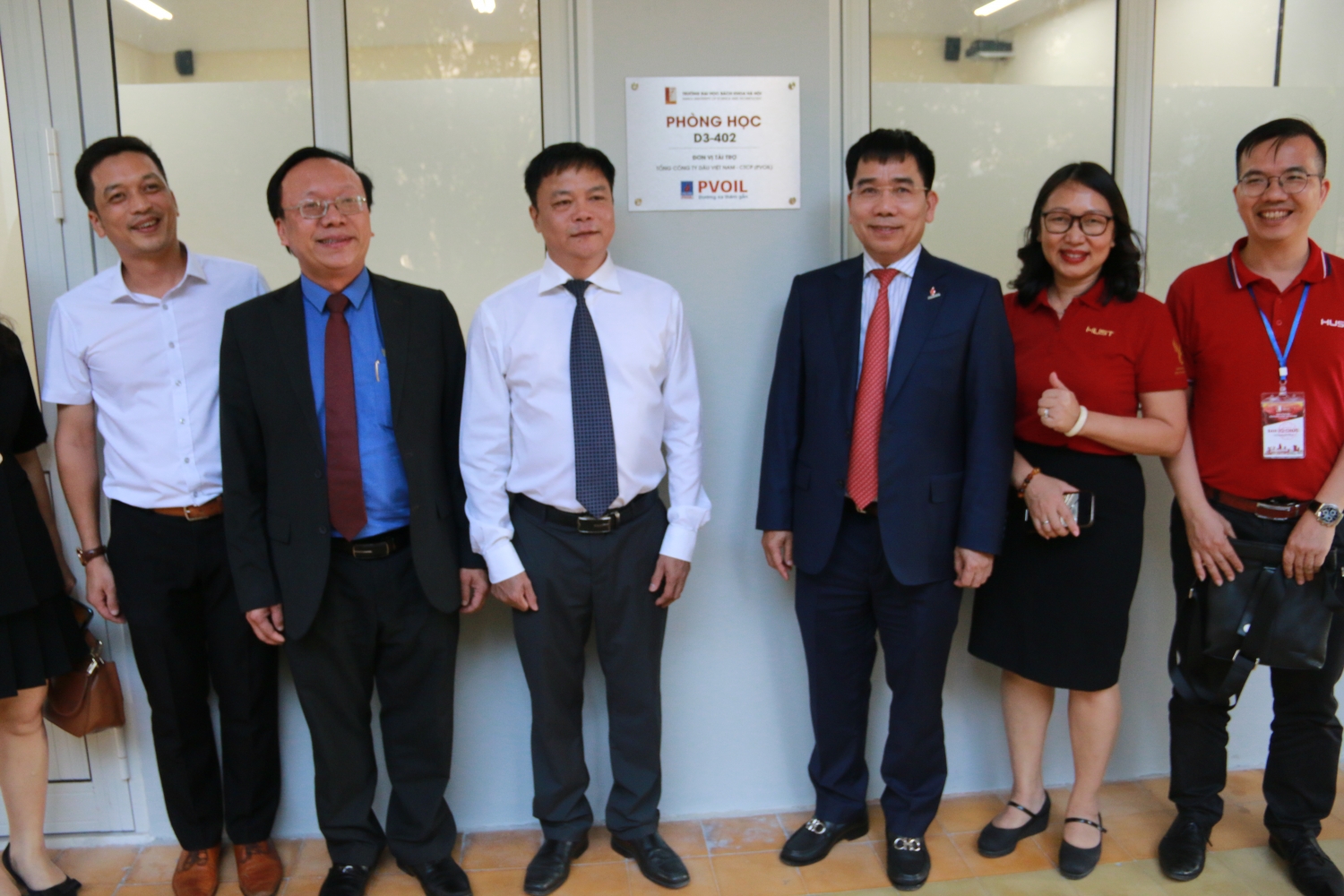 Ph&oacute; Tổng Gi&aacute;m đốc Petrovietnam L&ecirc; Xu&acirc;n Huy&ecirc;n đến tham quan c&aacute;c ph&ograve;ng học do PV OIL t&agrave;i trợ nh&agrave; trường