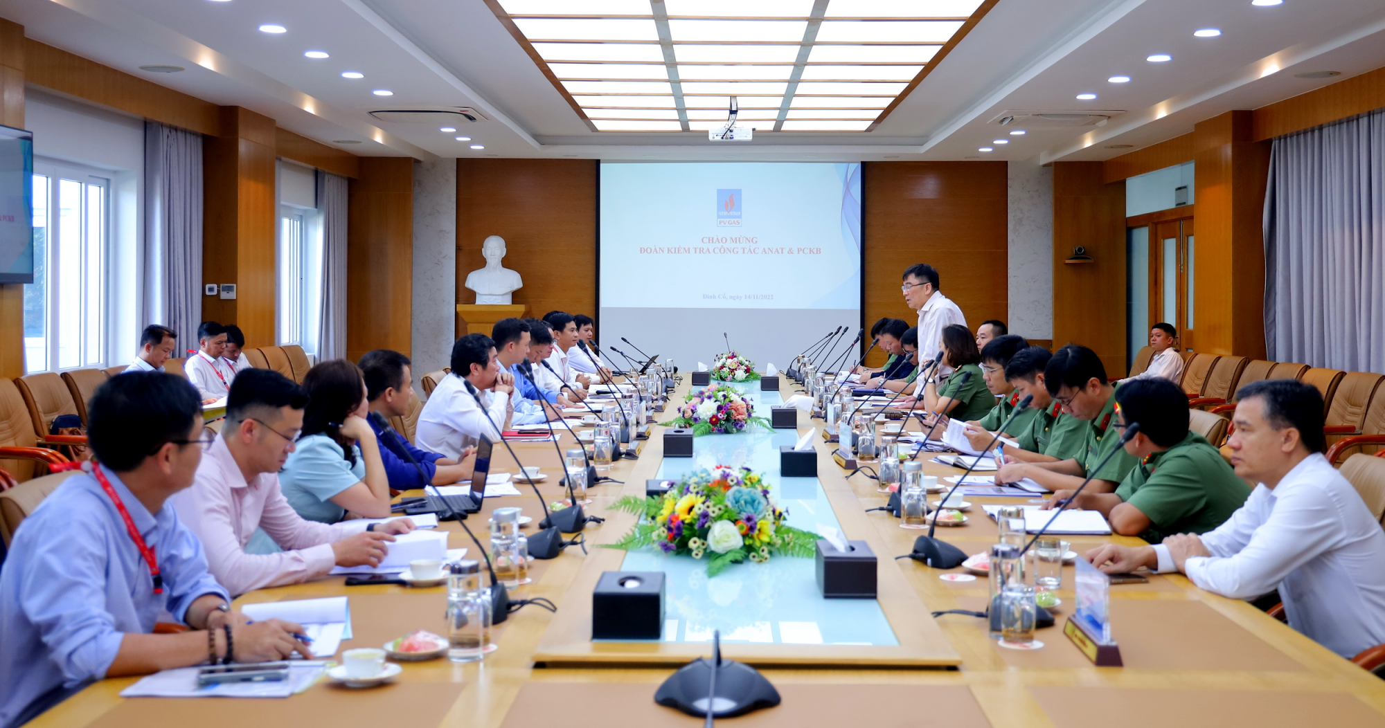 Quang cảnh buổi l&agrave;m việc.