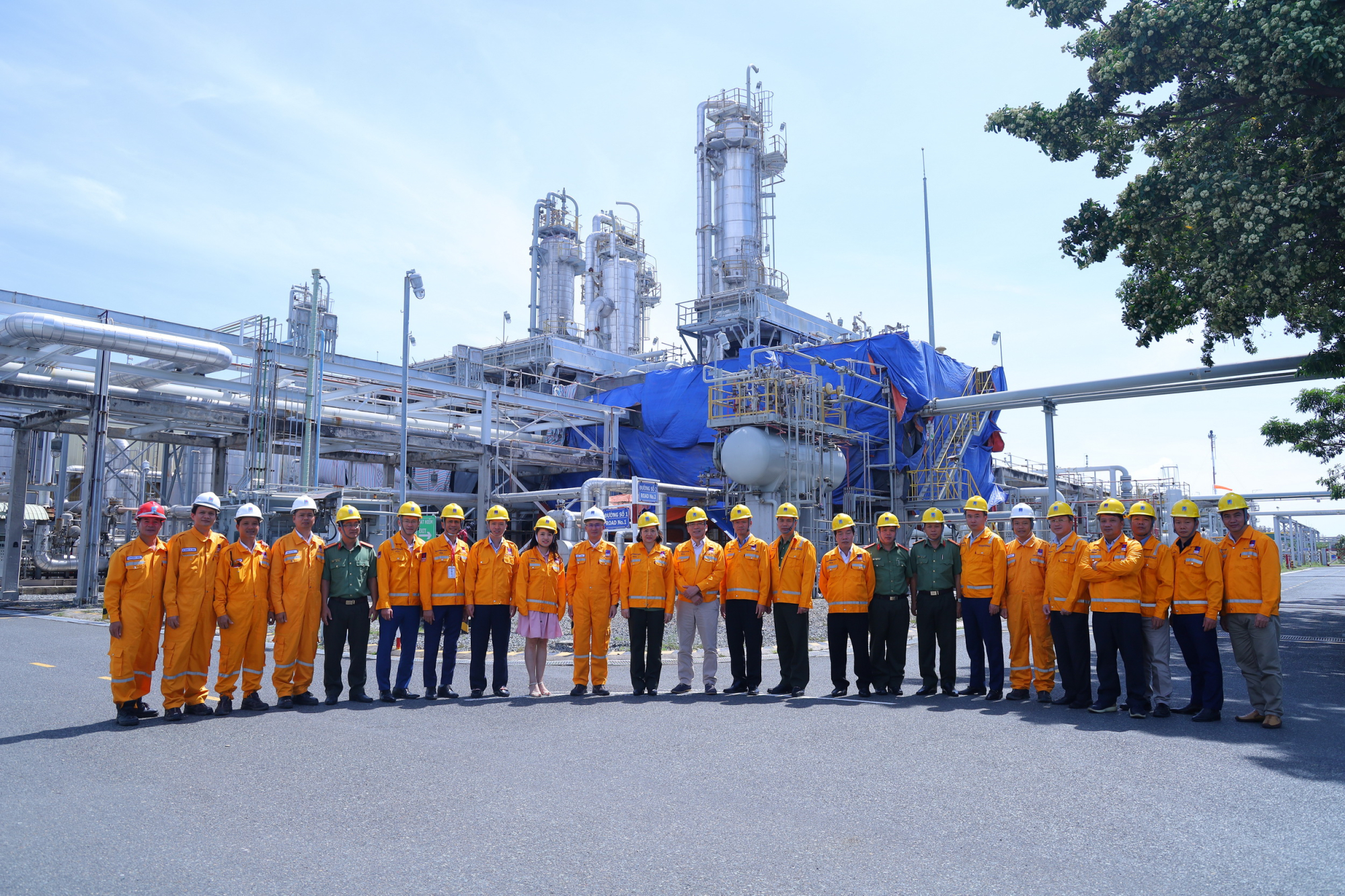 Đo&agrave;n l&agrave;m việc tham quan Nh&agrave; m&aacute;y xử l&yacute; Kh&iacute; Dinh Cố.