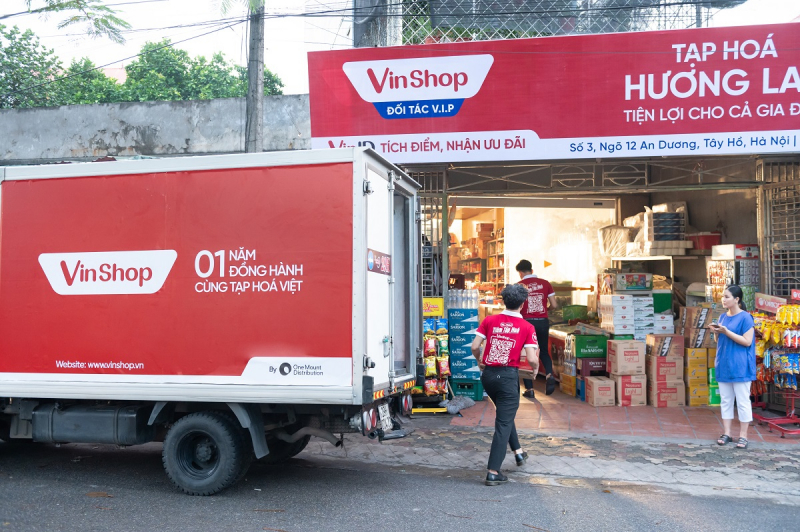 VinShop đang cung ứng hơn 2.000 mặt h&agrave;ng cho c&aacute;c chủ tạp h&oacute;a.