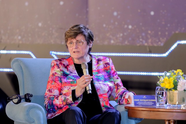 Tiến sĩ Katalin Kariko trao đổi tại sự kiện tọa đ&agrave;m Khoa học v&agrave; Cuộc sống trong khu&ocirc;n khổ Tuần lễ trao giải VinFuture m&ugrave;a 1 (Ảnh: VFP) &nbsp;