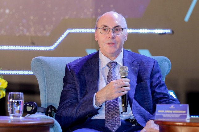 Gi&aacute;o sư Drew Weissman trao đổi tại sự kiện tọa đ&agrave;m Khoa học v&agrave; Cuộc sống trong khu&ocirc;n khổ Tuần lễ trao giải VinFuture m&ugrave;a 1 (Ảnh: VFP) &nbsp;