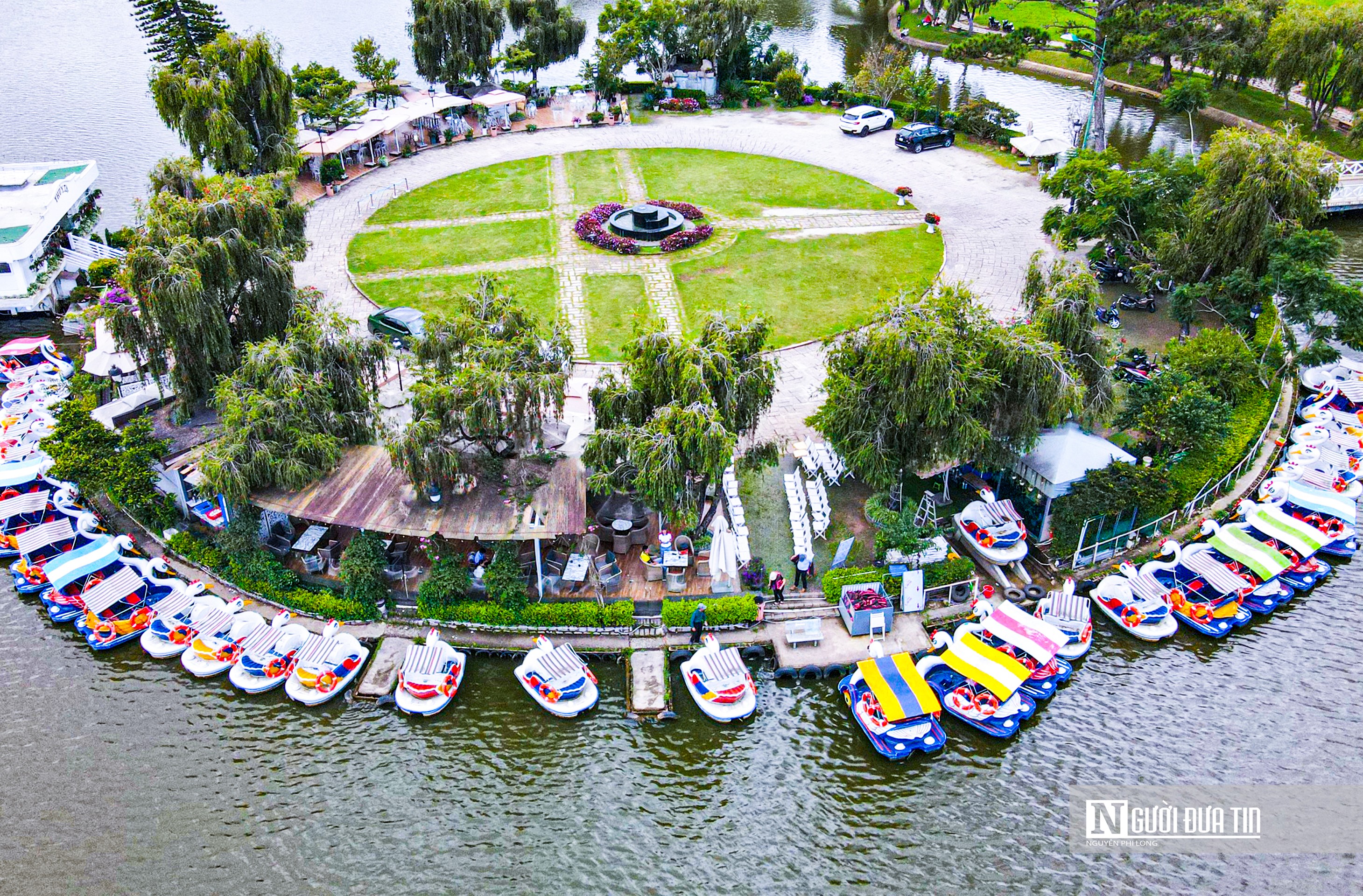 Khu đất n&agrave;y c&oacute; vị tr&iacute; đắc địa bậc nhất Tp.Đ&agrave; Lạt khi nằm ngay ở đảo nổi tr&ecirc;n&nbsp;thắng cảnh quốc gia hồ Xu&acirc;n Hương.