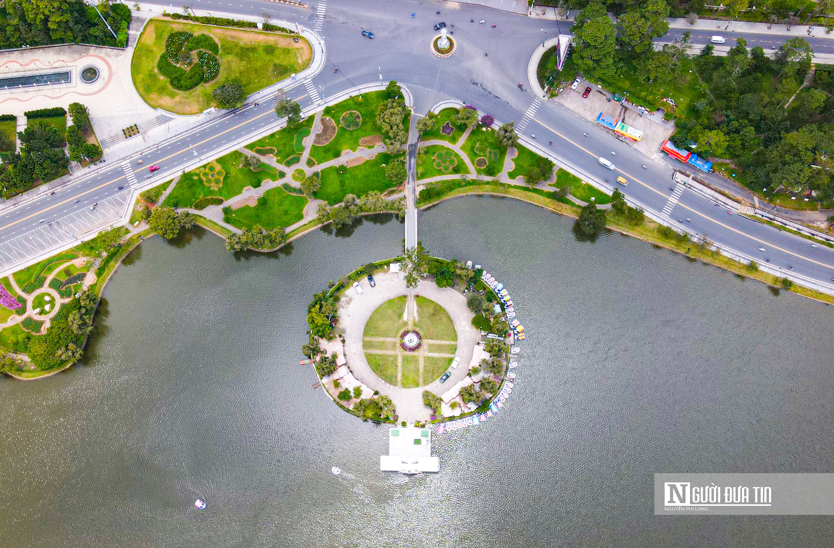 Khu&ocirc;n vi&ecirc;n nh&agrave; h&agrave;ng Thuỷ Tạ nằm tr&ecirc;n Hồ Xu&acirc;n Hương.