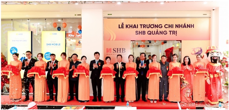 Đại diện ch&iacute;nh quyền địa phương, NHNN v&agrave; l&atilde;nh đạo SHB cắt băng khai trương SHB Quảng Trị. Ảnh: SHB