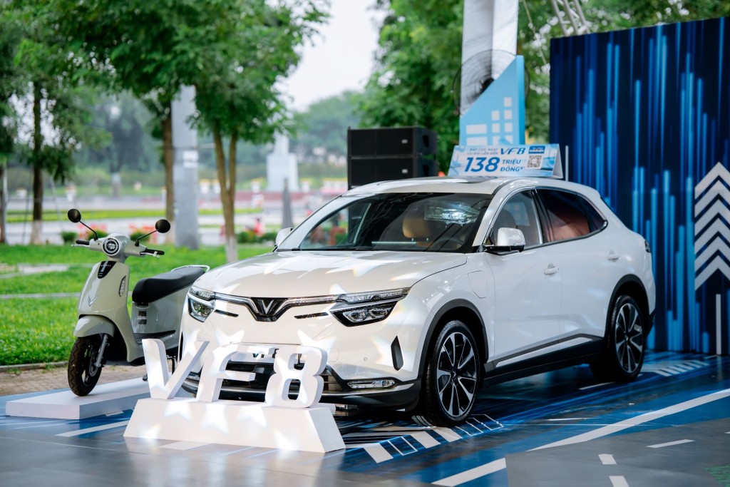 Loạt ưu đ&#227;i “khủng” th&#225;ng 11 đưa gi&#225; của VF 8 - “si&#234;u phẩm đạp ga d&#237;nh lưng” về mức 900 triệu đồng - Ảnh 1