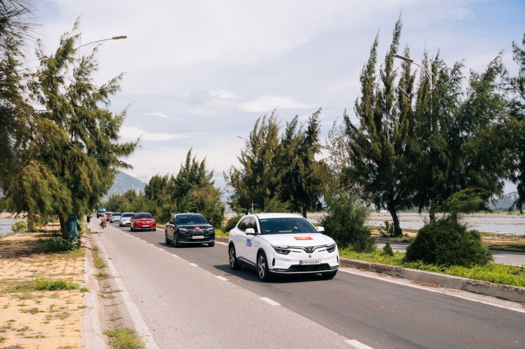 Loạt ưu đ&#227;i “khủng” th&#225;ng 11 đưa gi&#225; của VF 8 - “si&#234;u phẩm đạp ga d&#237;nh lưng” về mức 900 triệu đồng - Ảnh 2