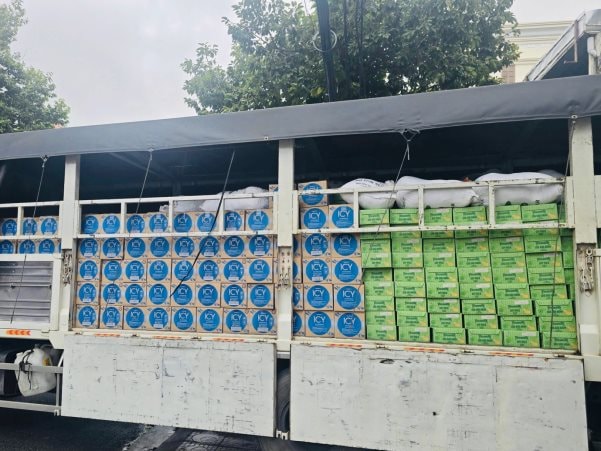 H&agrave;ng trăm ngh&igrave;n sản phẩm dinh dưỡng bao gồm sữa v&agrave; nước uống Vinamilk đ&atilde; được chất đầy xe chuẩn bị đến với b&agrave; con v&ugrave;ng lũ - Ảnh: Vi Nam