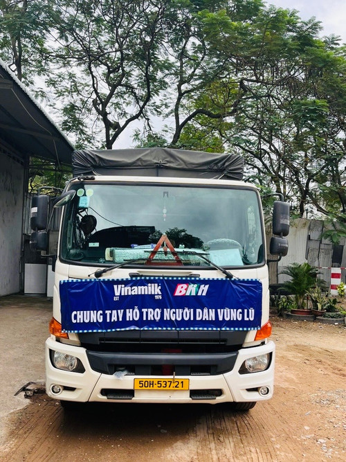 Những chuyến xe dinh dưỡng của Vinamilk sẵn s&agrave;ng xuất ph&aacute;t xuy&ecirc;n đ&ecirc;m đến với b&agrave; con v&ugrave;ng lũ. (Ảnh: Vi Nam)