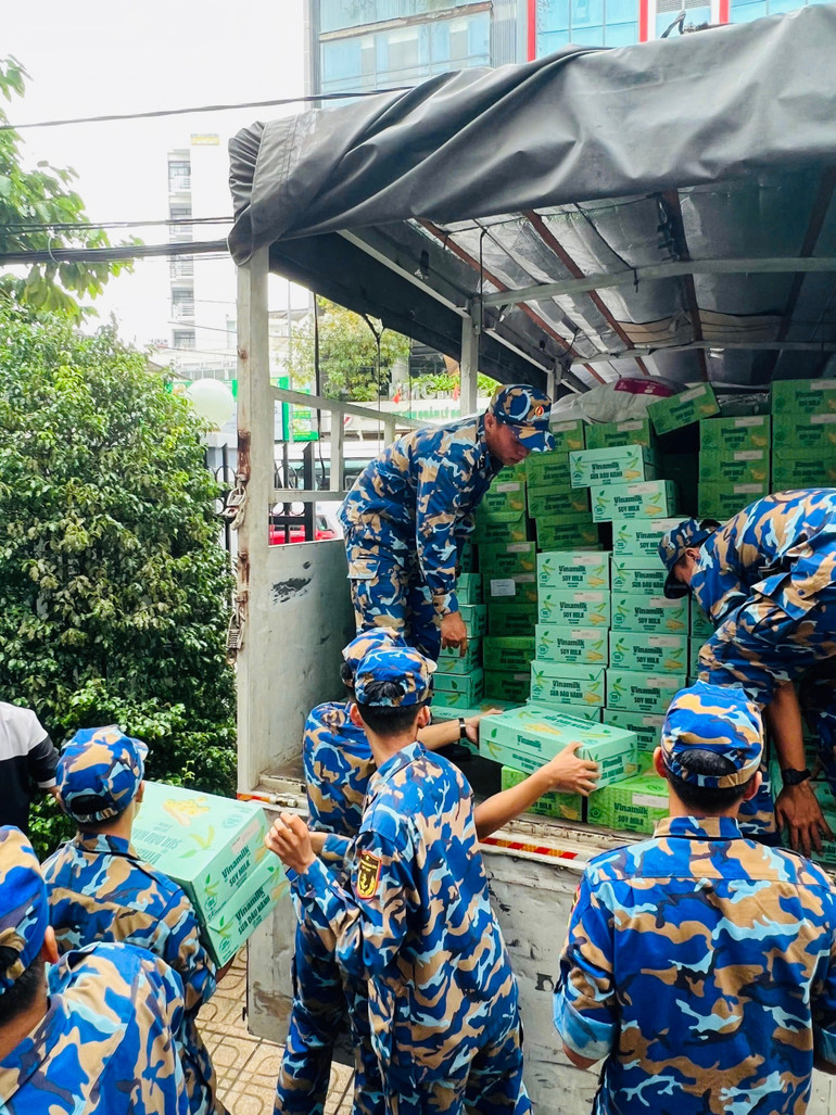 C&aacute;c chiến sĩ Trung t&acirc;m Huấn luyện V&ugrave;ng 4 Hải qu&acirc;n sẵn s&agrave;ng vận chuyển c&aacute;c sản phẩm dinh dưỡng Vinamilk đến tận tay b&agrave; con v&ugrave;ng lũ. (Ảnh: Vi Nam)